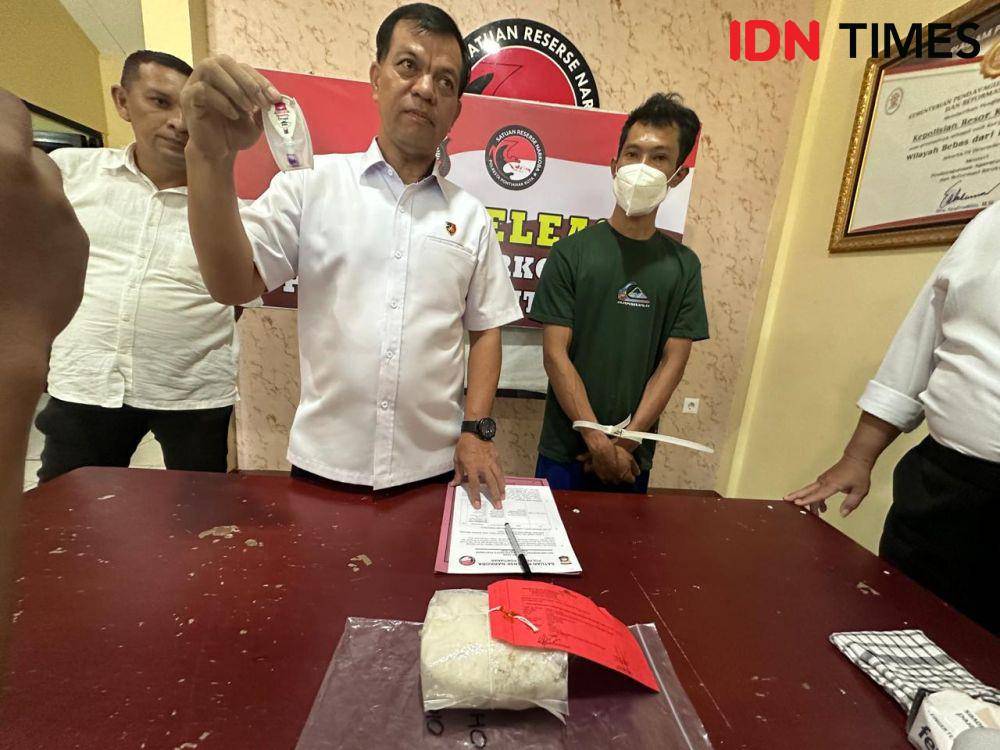 Barang bukti sabu 1 kg diamankan polisi. (IDN Times/Teri).