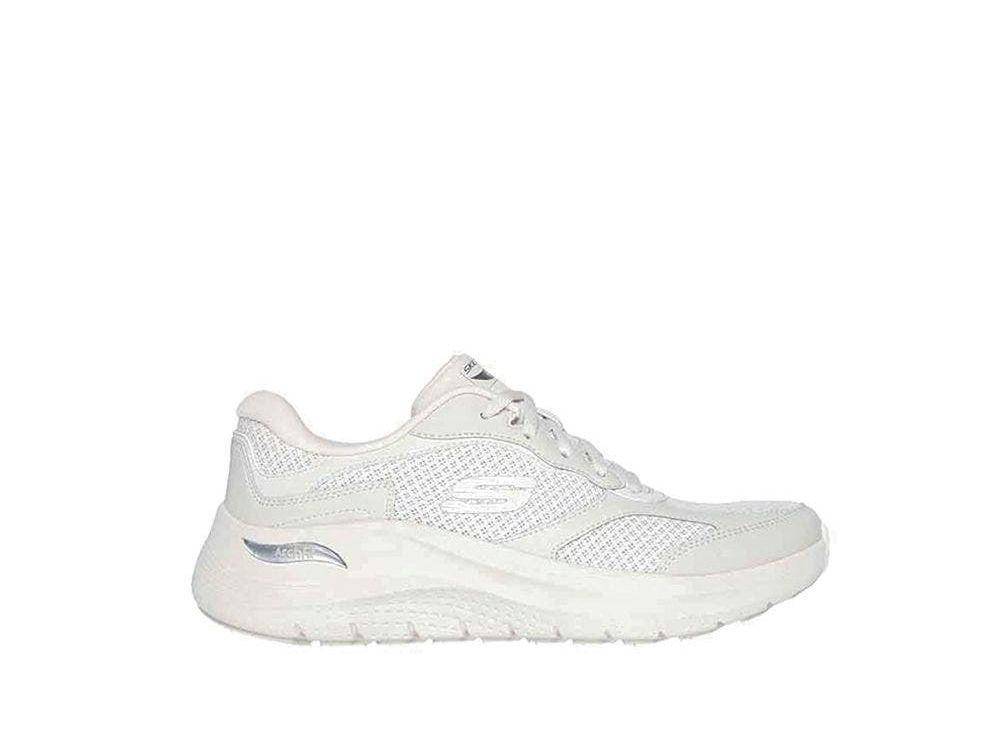 rekomendasi sepatu untuk jalan jauh (skechers.id)