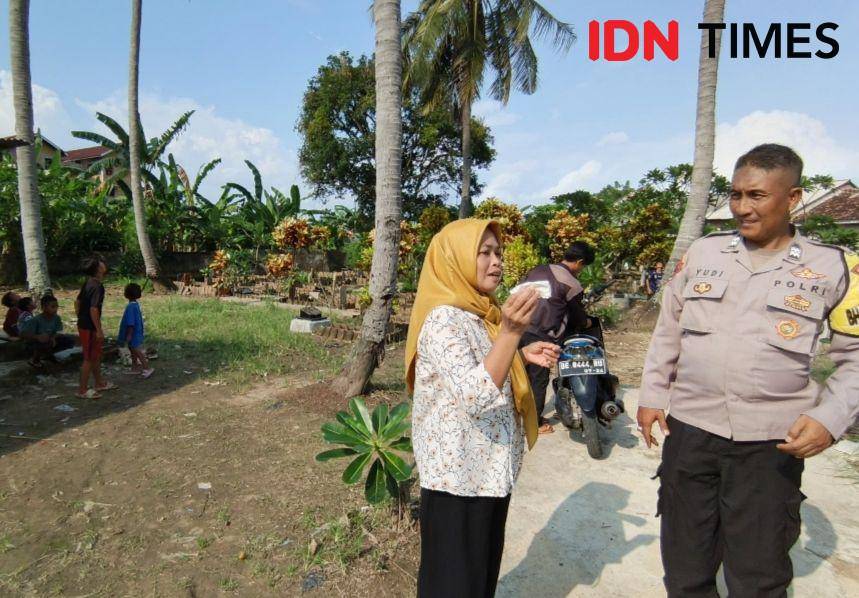 Keluarga korban Nursilawati, kasus wanita dibunuh oleh suaminya di Kota Bandar Lampung. (IDN Times/Tama Yudha Wiguna).