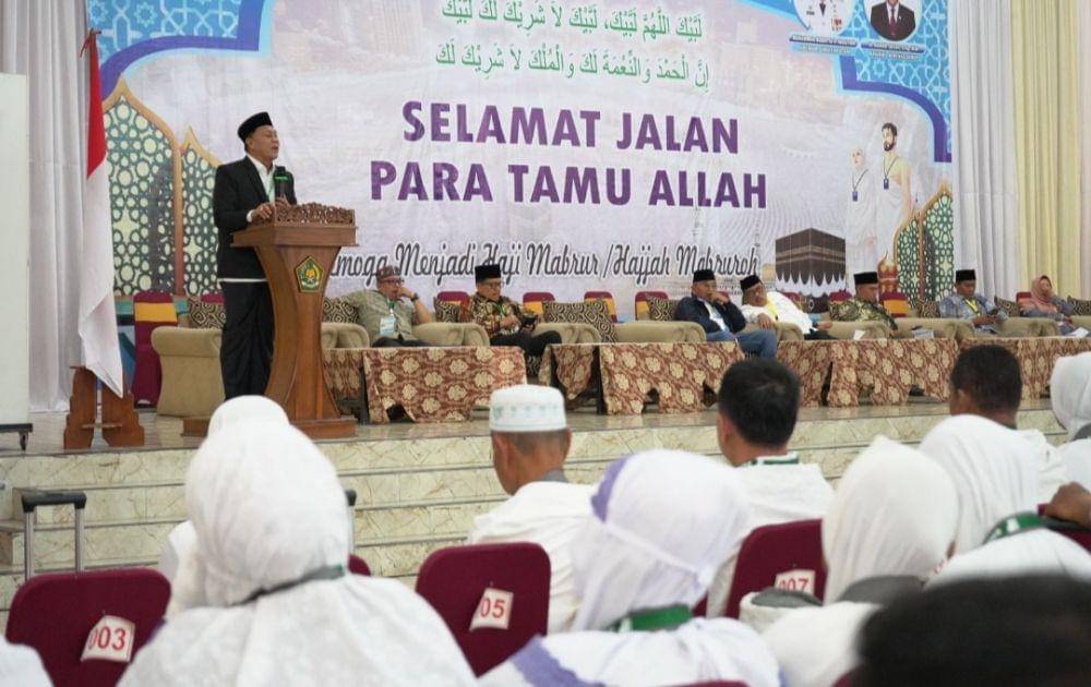 Ketua PPIH Embarkasi Medan Ahmad Qosbi saat melepas keberangkatan jemaah calhaj Kloter 22 Embarkasi Medan di Aula 1 Madinatul Hujjaj Asrama Haji Medan (Dok. Istimewa)