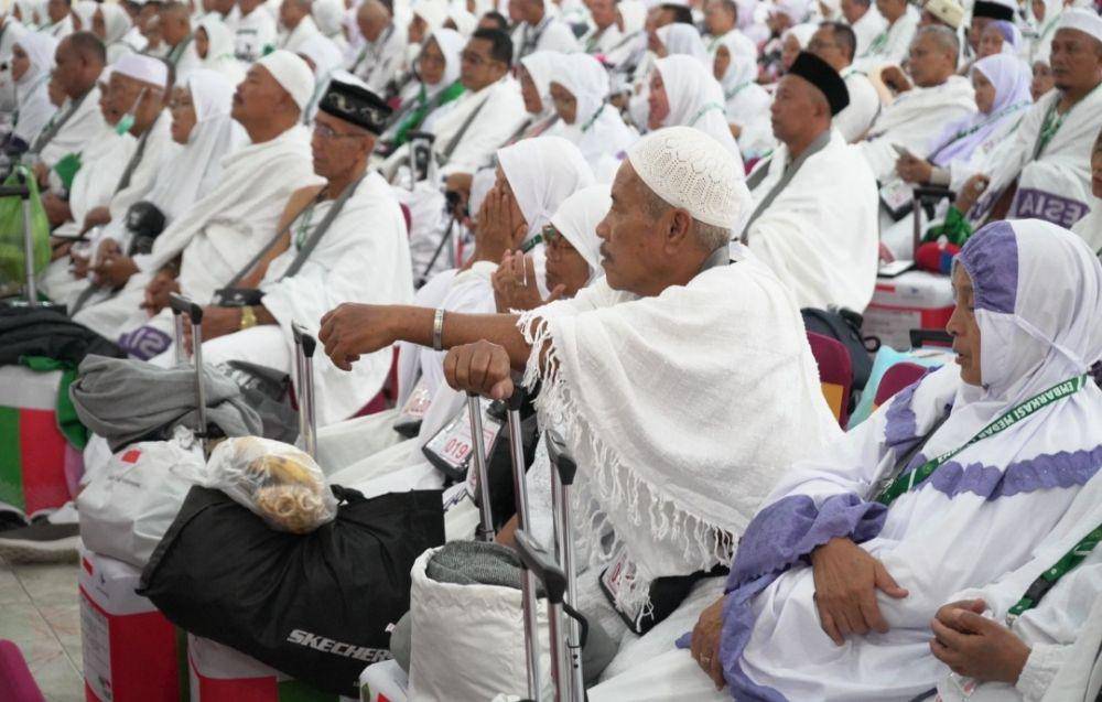 Ketua PPIH Embarkasi Medan Ahmad Qosbi saat melepas keberangkatan jemaah calhaj Kloter 22 Embarkasi Medan di Aula 1 Madinatul Hujjaj Asrama Haji Medan (Dok. Istimewa)