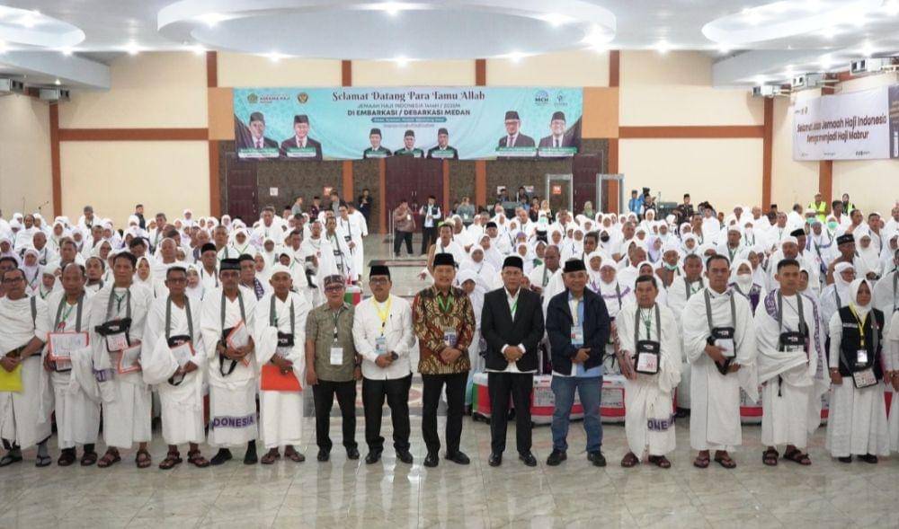 Ketua PPIH Embarkasi Medan Ahmad Qosbi saat melepas keberangkatan jemaah calhaj Kloter 22 Embarkasi Medan di Aula 1 Madinatul Hujjaj Asrama Haji Medan (Dok. Istimewa)