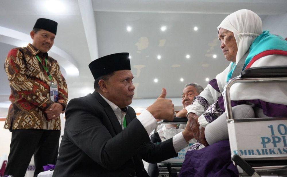 Ketua PPIH Embarkasi Medan Ahmad Qosbi saat melepas keberangkatan jemaah calhaj Kloter 22 Embarkasi Medan di Aula 1 Madinatul Hujjaj Asrama Haji Medan (Dok. Istimewa)