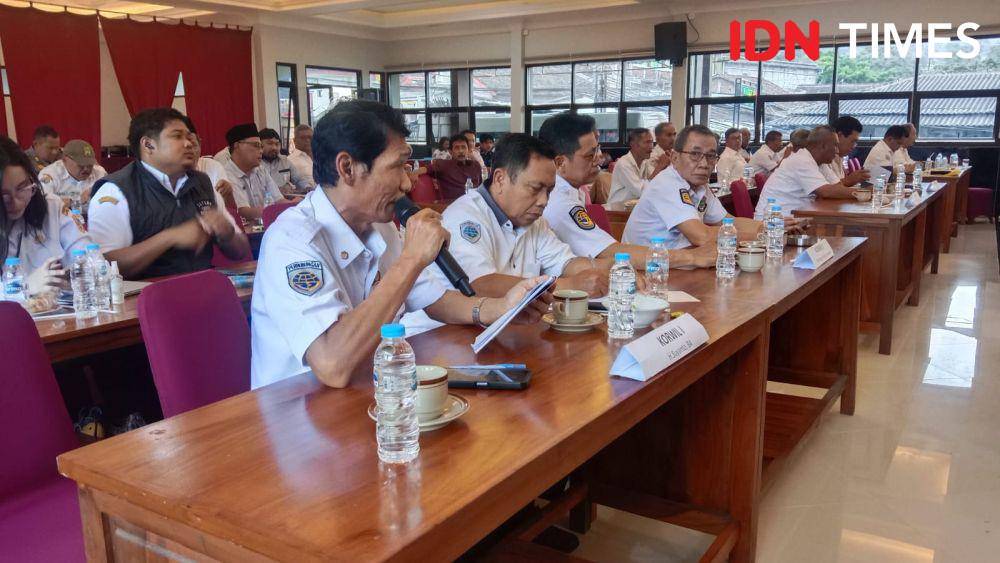 Sejumlah anggota Organda kabupaten/kota dan Provinsi Jawa Tengah saat menghadiri acara musyawarah Organda Jawa Tengah yang membahas pengenaan opsen pajak yang berdampak pada angkutan umum. (IDN Times/Fariz Fardianto)