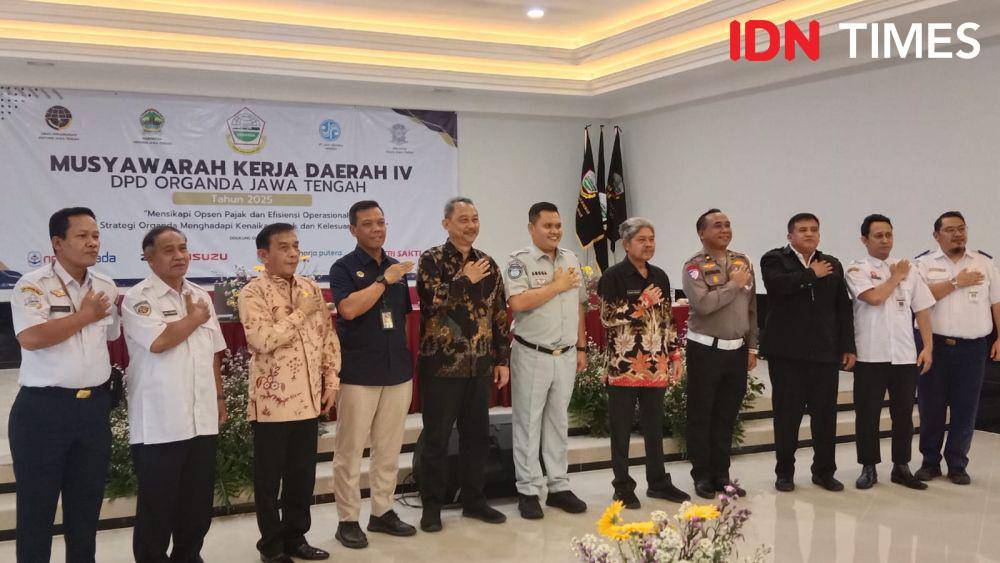 Pakar transportasi Unika Soegijapranata Djoko Setijowarno bersama ahli transportasi darat Alfa Narendra, Perwakilan DPP Organda, Jasa Raharja dan kepolisian saat acara musyawarah Organda Jateng di Bandungan Kabupaten Semarang. (IDN Times/Fariz Fardianto)