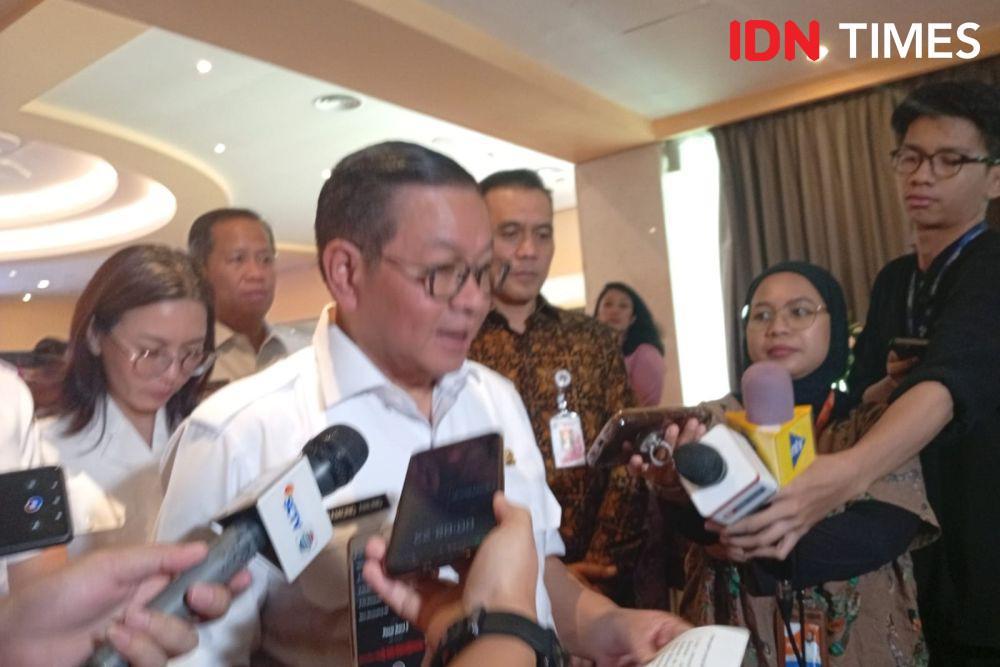 Gubernur DKI Jakarta Pramono Anung melakukan Mou dengan hotel bintang lima di hotel Borobudur, Rabu (28/5/2025). (IDN Times/Dini Suciatiningrum)