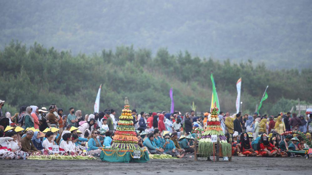 Upacara Adat Bekti Pertiwi Pisungsung Jaladri di Pantai Parangtritis.(Dok.Diskominfo Bantul)