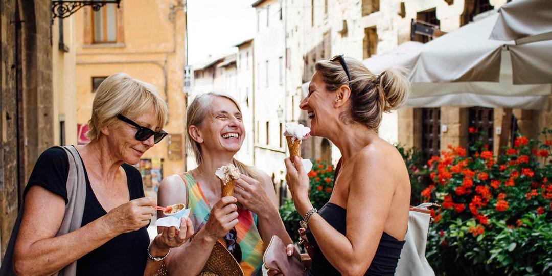 https://cdn.idntimes.com/content-images/post/20170912/italy-tuscany-people-icecream-607289858-ge-sept19-2600x1300-bf1a63192b8ecd4b5e907abe54753859.jpg