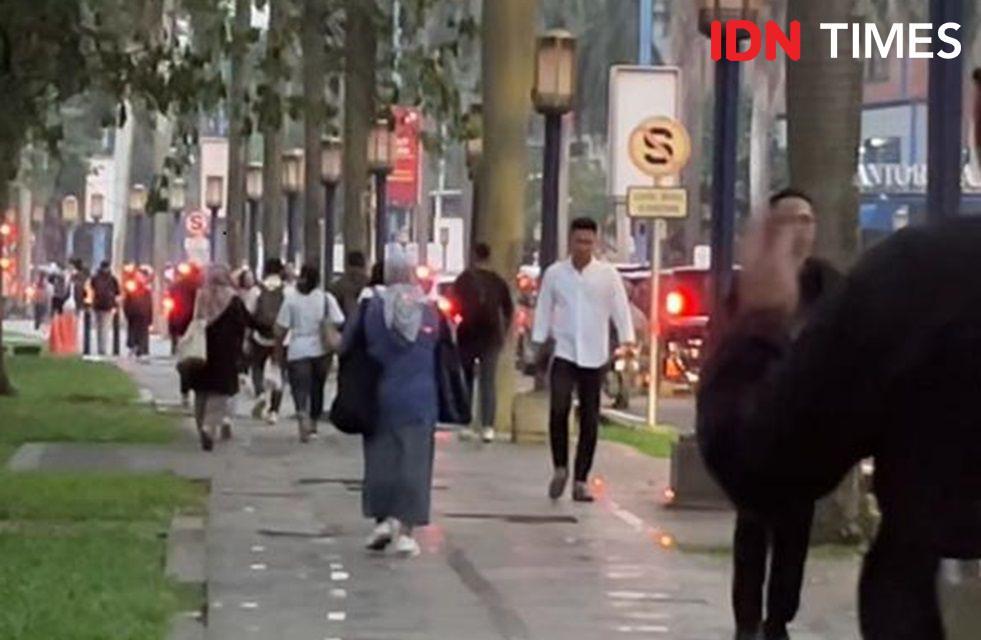 Warga jalan kaki di kawasan Kuningan, Jakarta Selatan (IDN Times/Sunariyah)