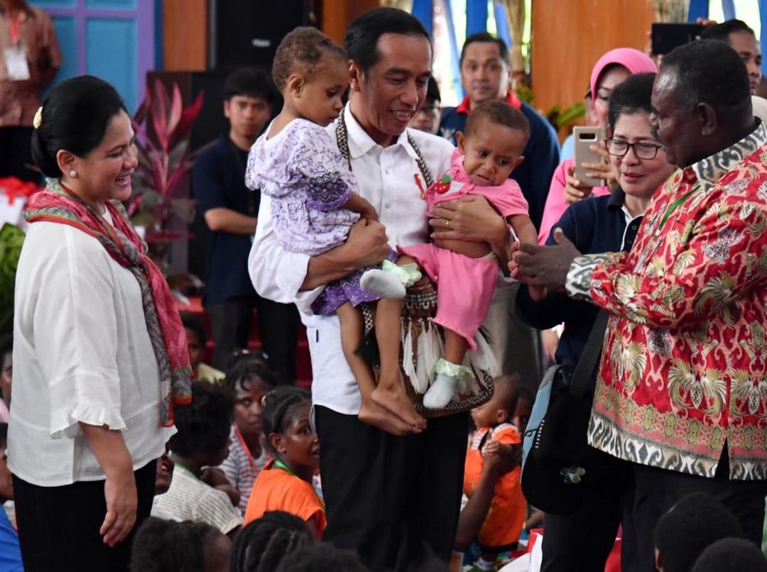 https://cdn.idntimes.com/content-images/post/20180414/jokowi-17-42347fa8dcc2ff9b7b56db539a3b5e39.jpg