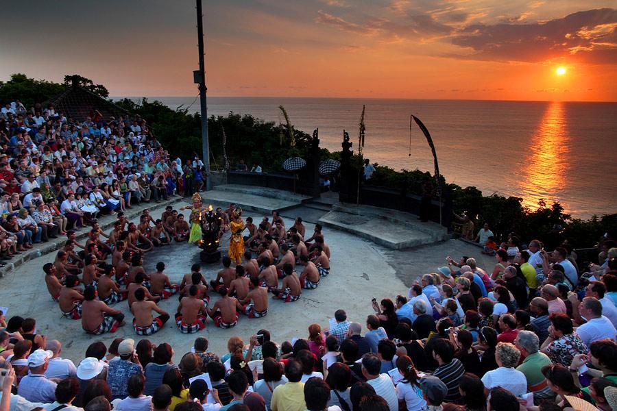 https://cdn.idntimes.com/content-images/post/20171031/kecak-dance-uluwatu-c8eaae8cf45d0073529758ec11ab2e09.jpg