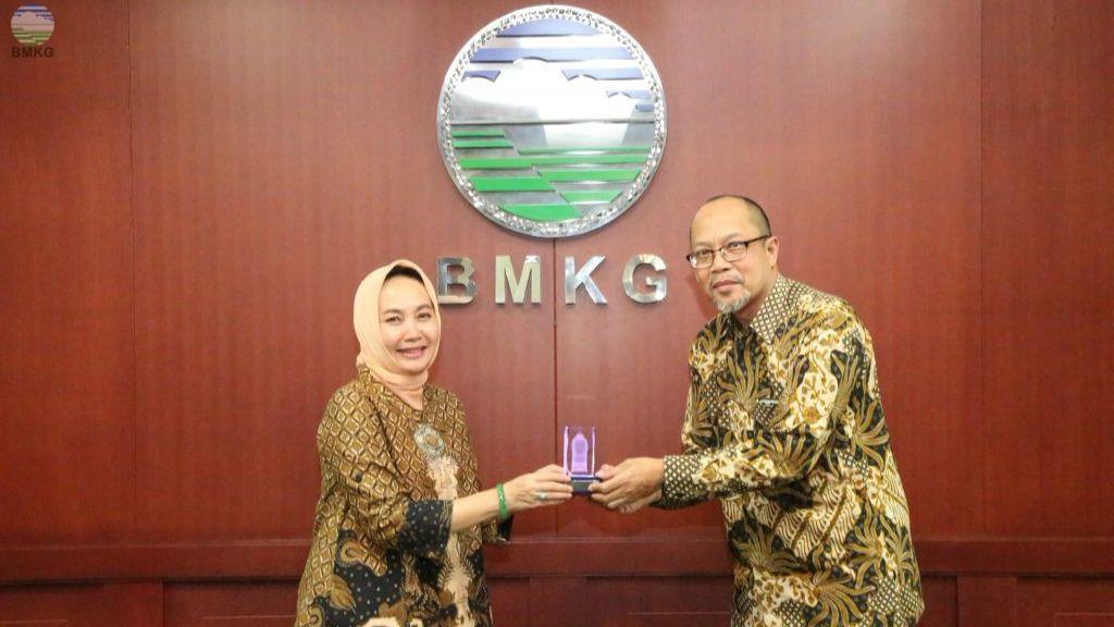 https://cdn.idntimes.com/content-images/post/20171216/kepala-bmkg-dwikorita-karnawati-4-1-cd031b2593d03816070a944e4088b3e2.jpg