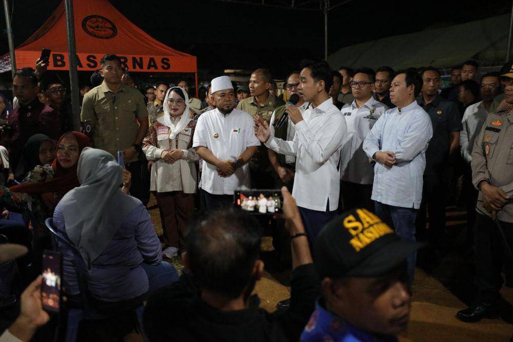 Wakil Presiden (Wapres) Gibran Rakabuming Raka, mengunjungi warga  yang terdampak bencana gempa bumi M 6.0 di kawasan Perumahan Rafflesia Asri, Betungan, Kota Bengkulu, Selasa malam (27/5/2025) (Dok.BNPB)