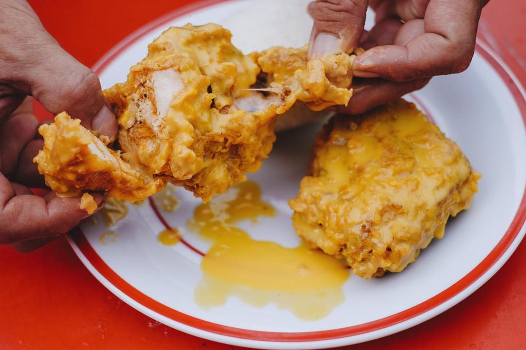 https://cdn.idntimes.com/content-images/post/20171103/kfc-hot-and-cheesy-chicken-5-1301155b051a346d1065e63ea63b5b7e.jpg