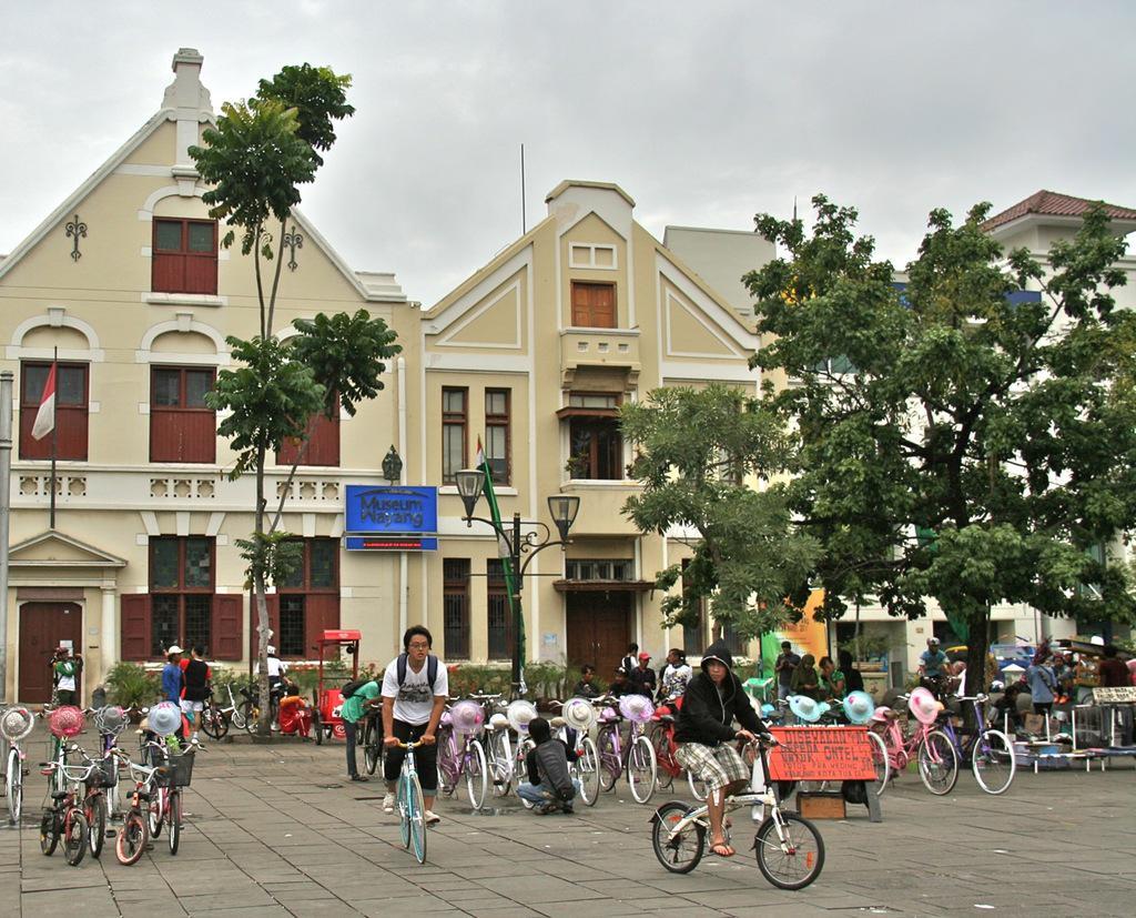https://cdn.idntimes.com/content-images/post/20170602/kota-tua2-zpsozhrpbgk-1737254f643d6e0670ff703c4517d9c5.jpg