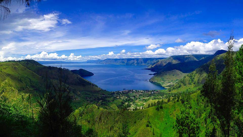 https://cdn.idntimes.com/content-images/post/20180330/lake-toba-1894746-960-720-dd4309f41153b8bee2b926ebbcd77d8f.jpg
