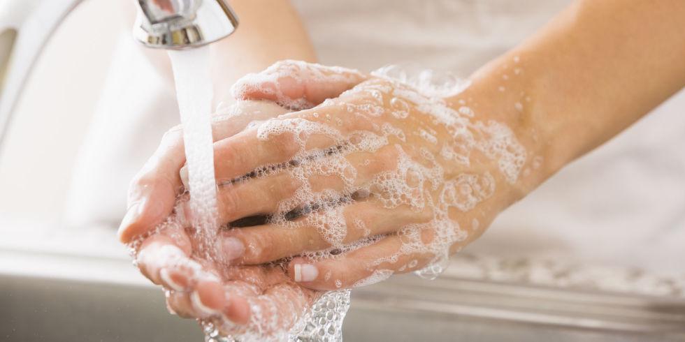 https://cdn.idntimes.com/content-images/post/20180323/landscape-1497435593-washing-hands-close-up-30a60821cebc529fbb6401cf9bac3293.jpg