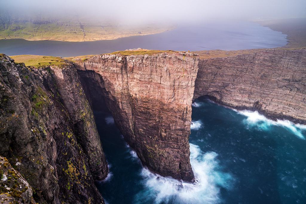 https://cdn.idntimes.com/content-images/post/20180121/leitisvatn-eb26e19f6d62270607a485835d79b0de.jpg