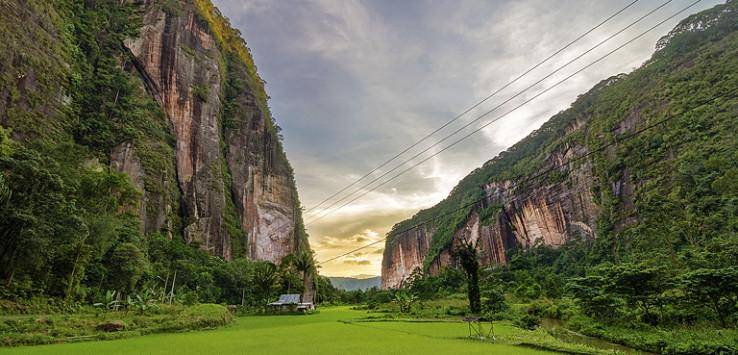 https://cdn.idntimes.com/content-images/post/20180330/lembah-harau-di-padang-738x355-c6900c4461310b094837dde34b225362.jpg