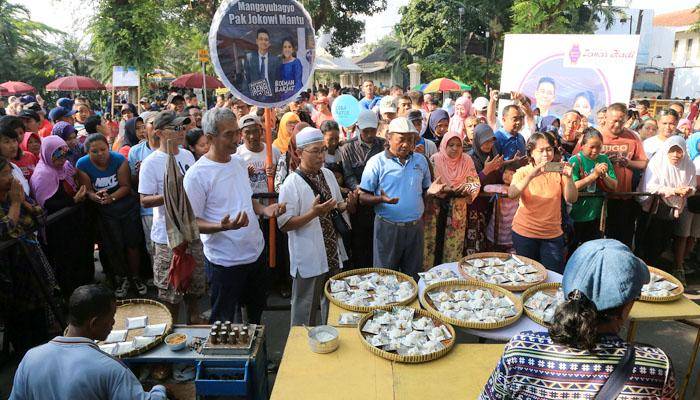 https://cdn.idntimes.com/content-images/post/20171108/lewat-kue-putu-warga-solo-doakan-kahiyang-dan-bobby-7fde39735266cfc1438df4eede28b944.jpg