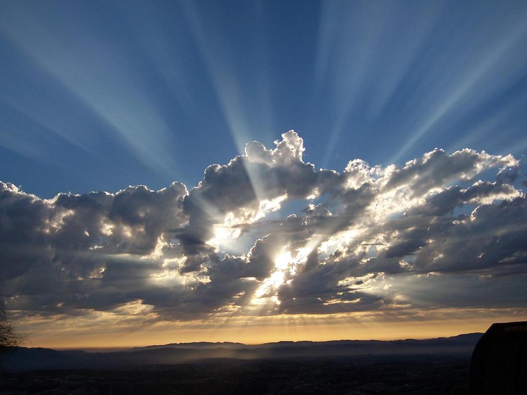 https://cdn.idntimes.com/content-images/post/20170619/light-in-the-sky-75606-43899e4985be5ca219a364f30040cdbd.jpg