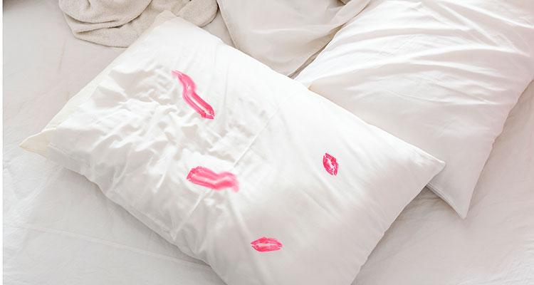 https://cdn.idntimes.com/content-images/post/20170413/lipstick-smeared-over-bed-pillow-b4cbd58f709e3f18f608483286b6288a.jpg