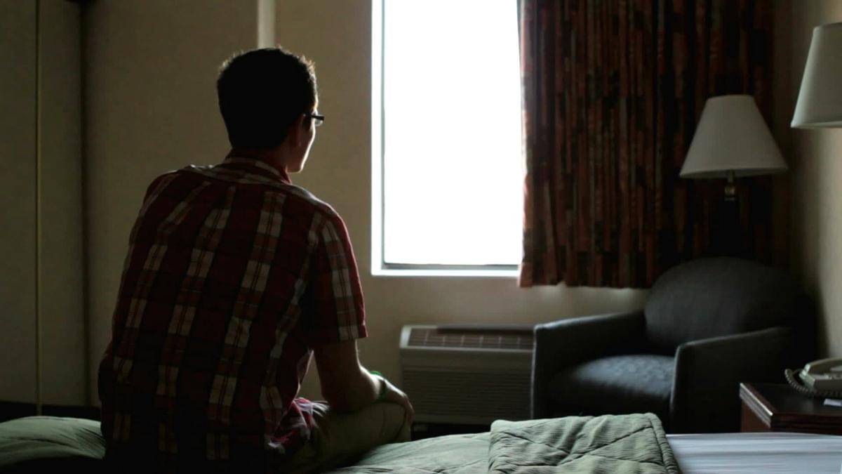 https://cdn.idntimes.com/content-images/post/20170516/lonely-man-sitting-hotel-room-footage-012008142-prevstill-60b28e1e5c454d7fd185759100637bee.jpeg