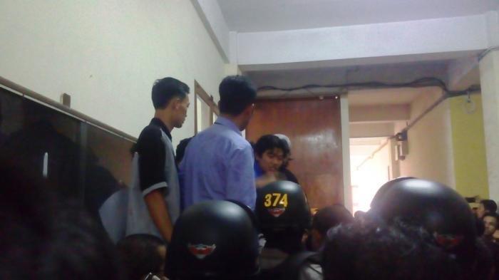 http://cdn.idntimes.com/content-images/post/20160503/mahasiswa-larang-polisi-masuk-tribuynmedan-20160502-195019-3d4c45de2513656f1eb28483675a680b.jpg