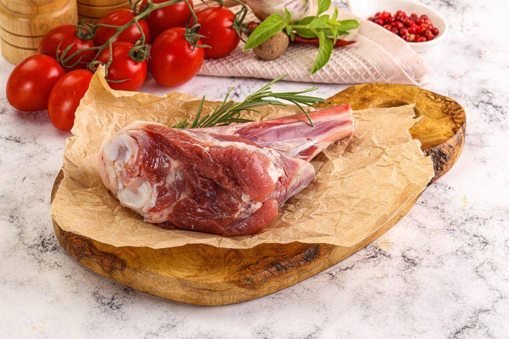ilustrasi daging kaki kambing (vecteezy.com/ast007392369)