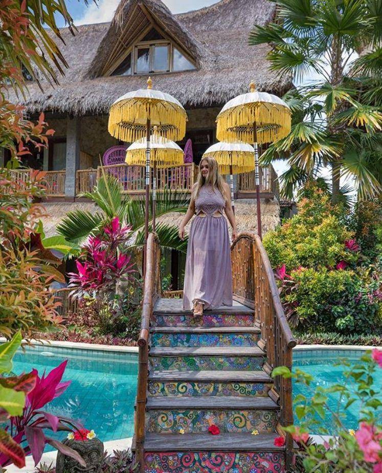 https://cdn.idntimes.com/content-images/post/20181022/mermaid-brings-roses-3af539ea778e12aa3d03a401dc7cb2df.jpg