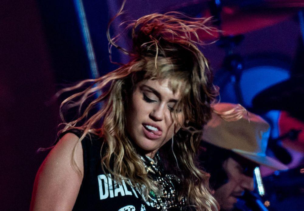 Fakta Edema Reinke, Kondisi di Balik Suara Serak Miley Cyrus