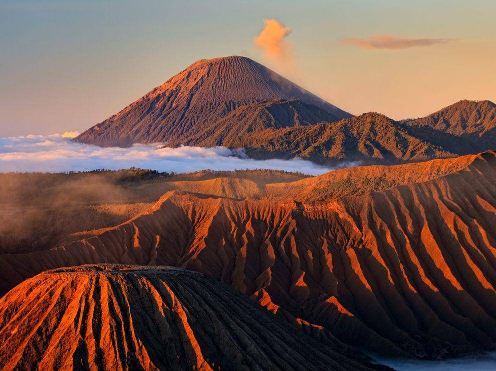 https://cdn.idntimes.com/content-images/post/20171128/mount-bromo-41458-990x742-264ad79563fd9b9bdaedb11f8041e24f.jpg