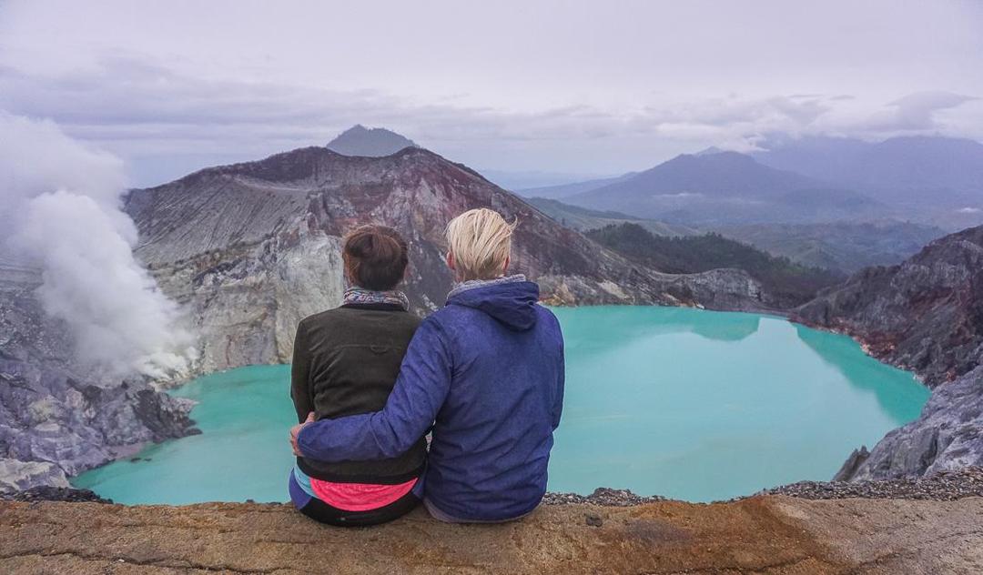 https://cdn.idntimes.com/content-images/post/20171130/mount-ijen-crater-hike-blue-fire-ijen-miners-cover-2-d67e343a20db2b3f2597246032d54ee2.jpg