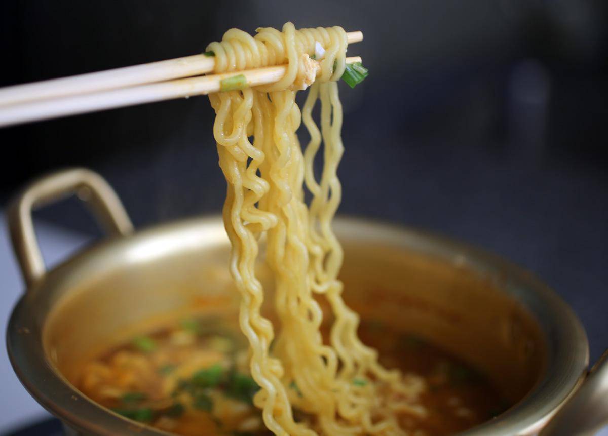https://cdn.idntimes.com/content-images/post/20170526/noodles-f8a6aab836c65fee192250d3ea9e9f47.jpg