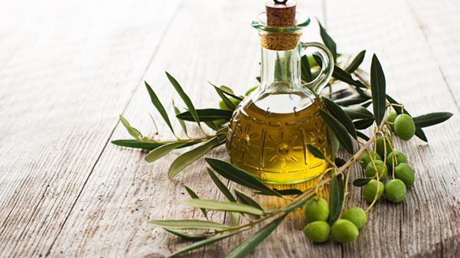 https://cdn.idntimes.com/content-images/post/20170427/olive-oil-for-hair-650x365-c27de8e709f32c2f4c7e395275b5d0f8.jpg
