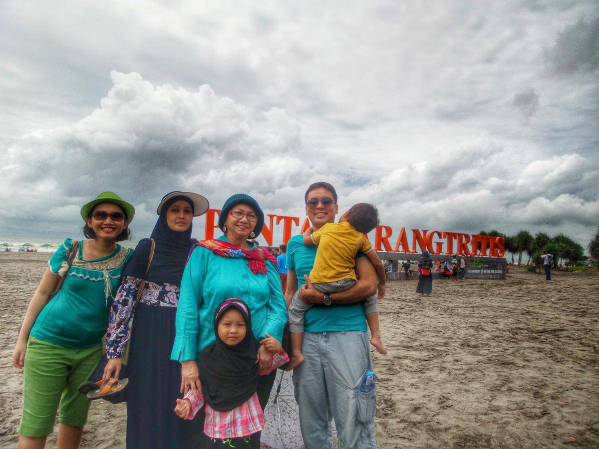 http://cdn.idntimes.com/content-images/post/20160630/parang-tritis-pakai-hijau-travelingcow-74a51ed2c5017fa7372ad61eefb5a312.jpg