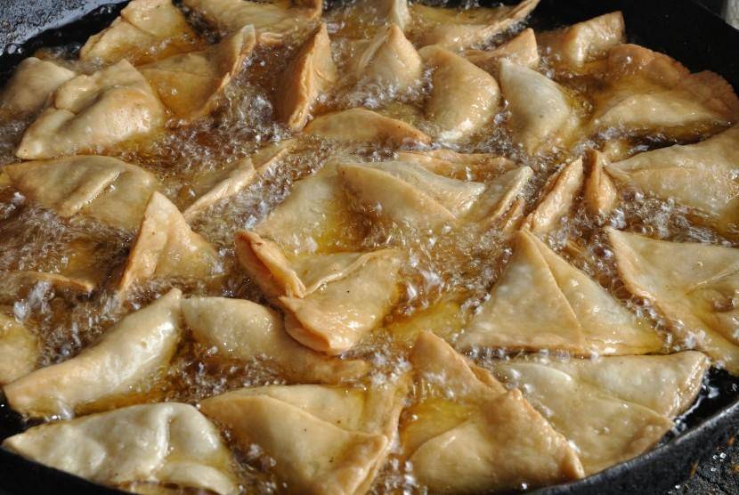 https://cdn.idntimes.com/content-images/post/20171229/pastikan-mintak-sudah-panas-betul-saat-hendak-menggoreng-demi-150907105646-118-437ae46b90fe10fada59c8ce69fb3a50.JPG