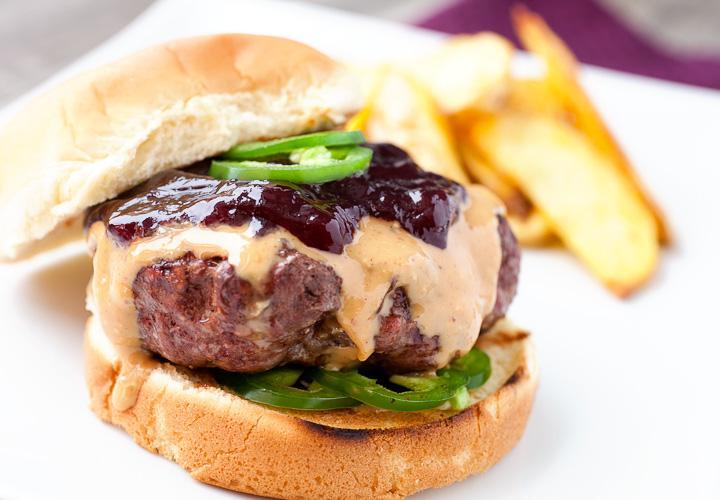https://cdn.idntimes.com/content-images/post/20170725/peanut-butter-jelly-burger-1-29d979acdf1ae74b21dd132b2c4c800c.jpg