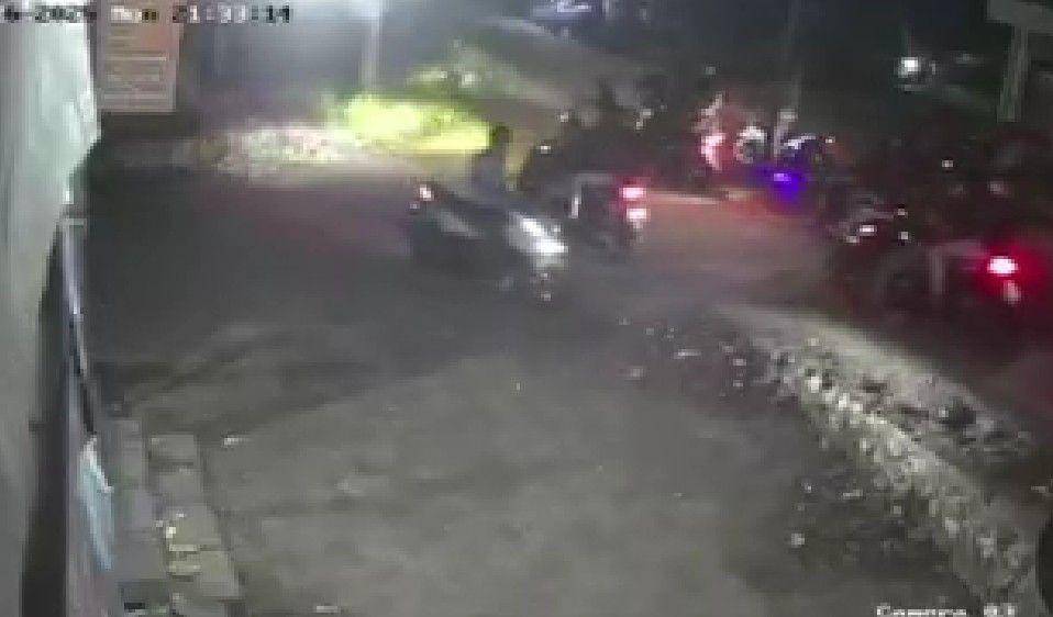 Tangkapan layar geng motor serang warga di Jalan Metro Tanjung Bunga menuju Kelurahan Barombong, Senin malam (26/5/2025)/Istimewa
