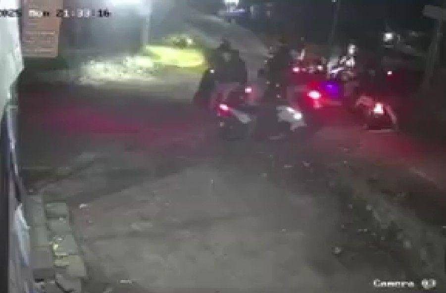 Tangkapan layar geng motor serang warga di Jalan Metro Tanjung Bunga menuju Kelurahan Barombong, Senin malam (26/5/2025)/Istimewa