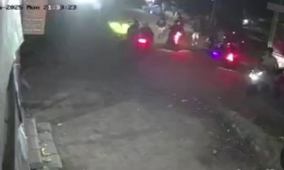Tangkapan layar geng motor serang warga di Jalan Metro Tanjung Bunga menuju Kelurahan Barombong, Senin malam (26/5/2025)/Istimewa