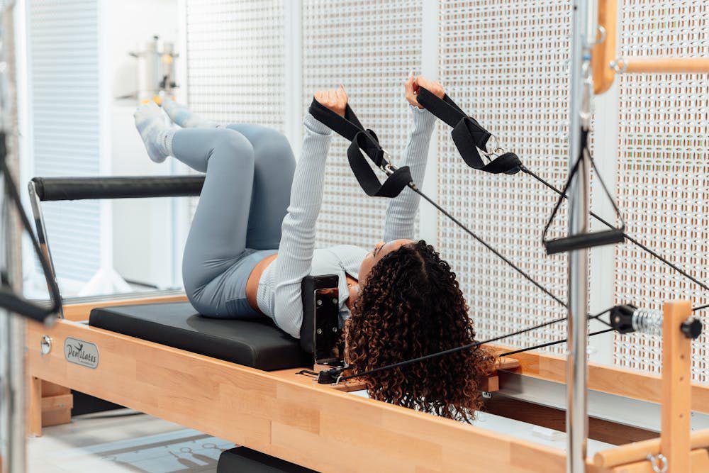 ilustrasi wanita sedang pilates (pexels.com/Ahmet Kurt)