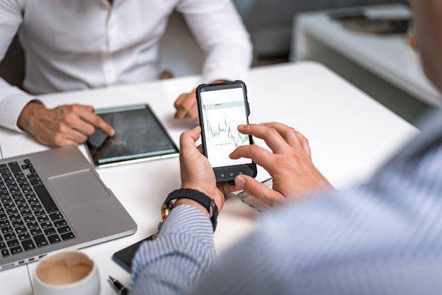 ilustrasi melakukan investasi (pexels.com/AlphaTradeZone)