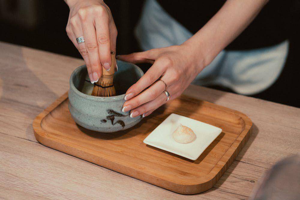 ilustrasi mengaduk matcha dengan pola zigzag (pexels.com/Anh Nguyen)