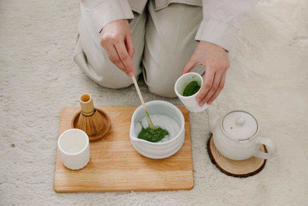 ilustrasi membuat minuman matcha (pexels.com/Anna Pou)