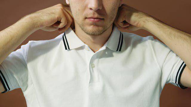 ilustrasi polo shirt (pexels.com/Artem Podrez)