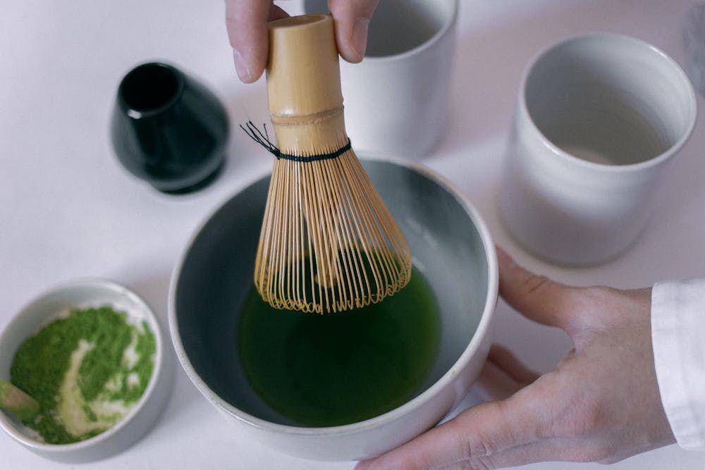 ilustrasi mengocok matcha dengan pola zigzag (pexels.com/KATRIN BOLOVTSOVA)