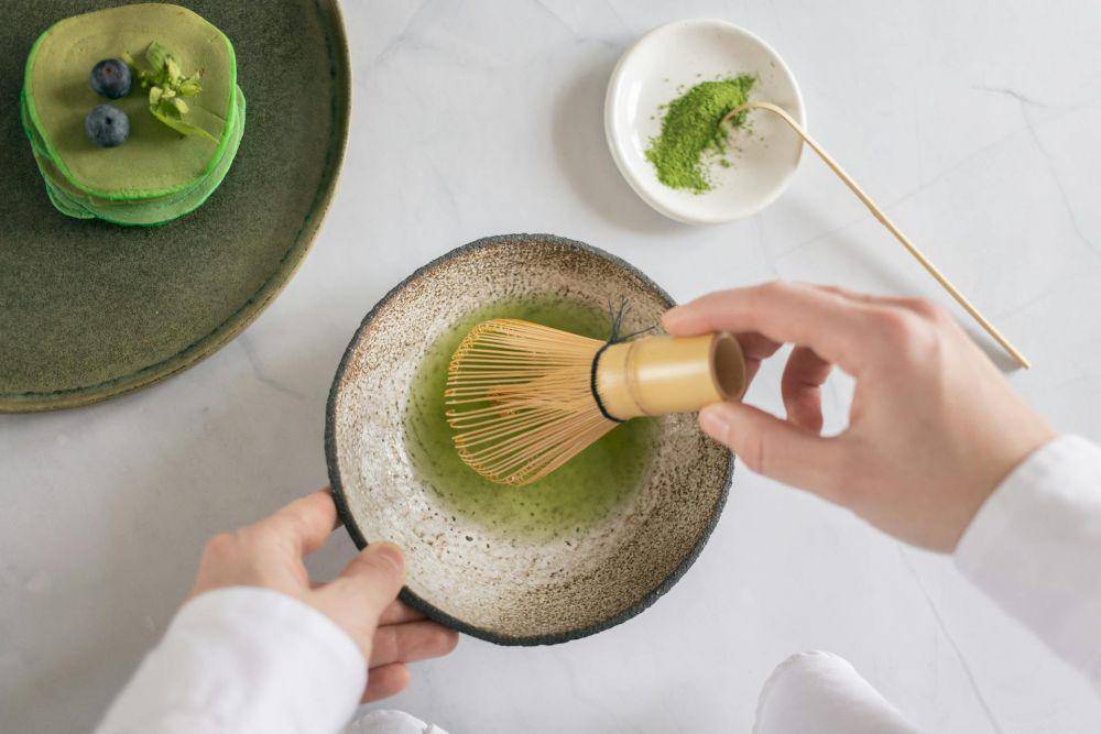 ilustrasi membuat minuman matcha (pexels.com/Monstera Production)