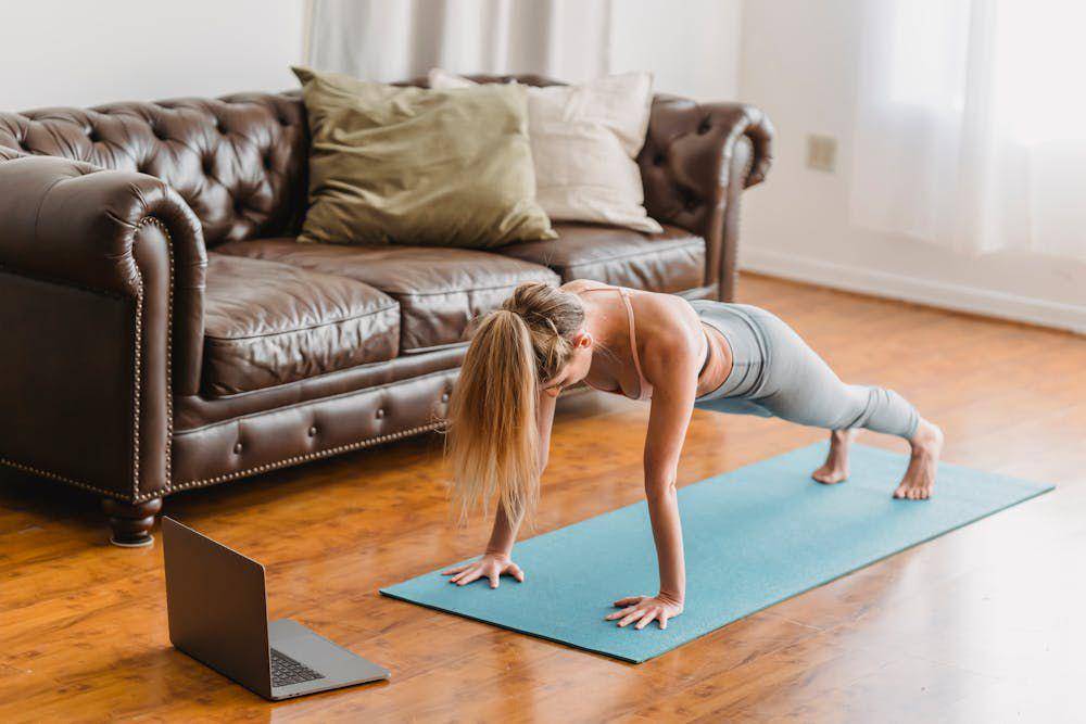 ilustrasi mengikuti video pilates dari youtube (pexels.com/Marta Wave)