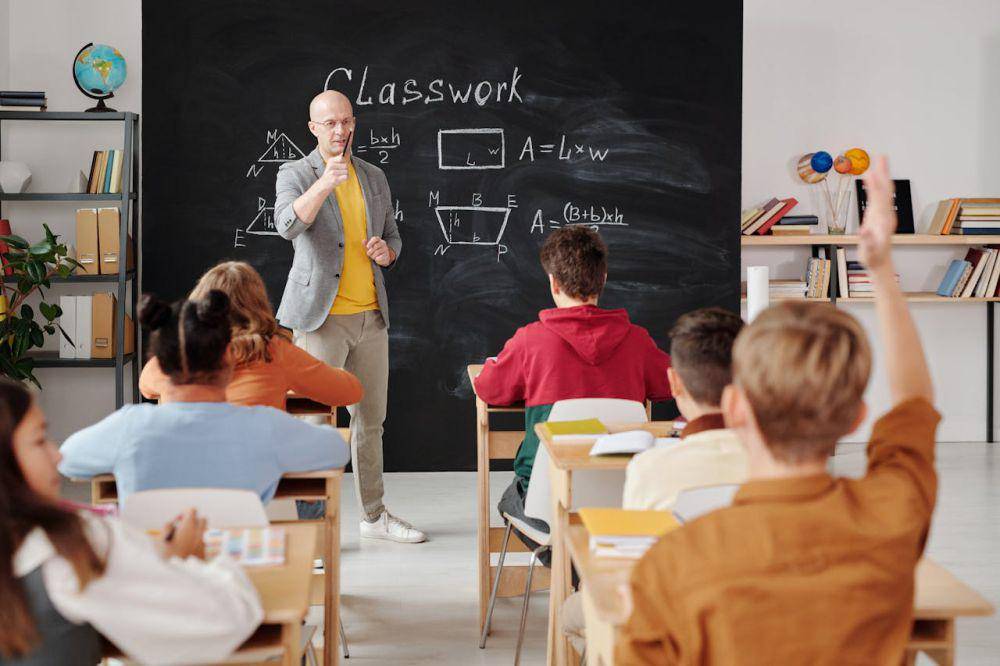 Ilustrasi guru mengajar di kelas (pexels.com/Max Fischer)